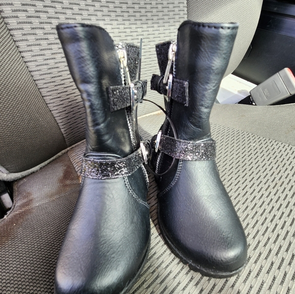 Girl's black boot with glitter accents - Picture 3 of 5